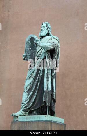 Statue de Moïse par Herman Wilhelm Bissen devant la cathédrale de Copenhague Banque D'Images