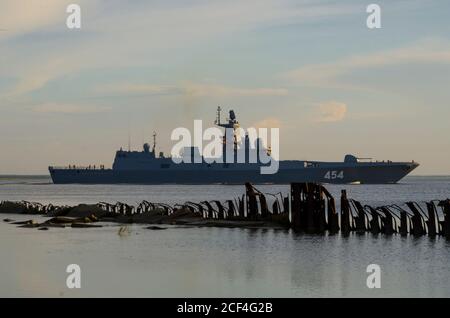 Août 2020 - Severodvinsk. Frégate militaire russe 'Admiral Gorshkov'. Russie, région d'Arkhangelsk Banque D'Images