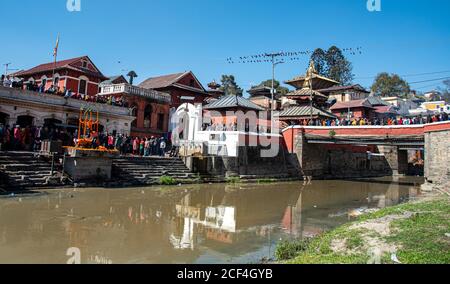 Cérémonie de crémation au temple hindou du complexe de pashupatinath. Népal, Asie Banque D'Images