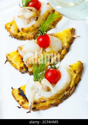 Frit sépia sur un grill à l'ananas et les tomates cerise est délicieux plat dans la cuisine. Banque D'Images