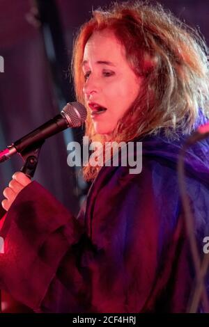 Limavaddy, Irlande du Nord, Royaume-Uni. Mary Coughlan chante en direct au festival Stendhal en août 2019. Mary Coughlan est une chanteuse de renommée internationale. Sa voix de velours fait un pas de mésavense entre le jazz, le blues, le folk et le rock. Le public et les critiques sont intimement liés à ses authentiques réditions émotionnelles et sincères.elle sort son 16e album, Live Stories on Hail Mary Records, le 4 septembre 2020. Banque D'Images