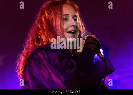 Limavaddy, Irlande du Nord, Royaume-Uni. Mary Coughlan chante en direct au festival Stendhal en août 2019. Mary Coughlan est une chanteuse de renommée internationale. Sa voix de velours fait un pas de mésavense entre le jazz, le blues, le folk et le rock. Le public et les critiques sont intimement liés à ses authentiques réditions émotionnelles et sincères.elle sort son 16e album, Live Stories on Hail Mary Records, le 4 septembre 2020. Banque D'Images