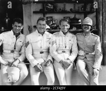 SUBVENTION CARY VICTOR McLAGLEN DOUGLAS FAIRBANKS Jr et ROBERT COOTE Sur le terrain portrait franc pendant le tournage de LA JUNGA DIN 1939 réalisateur GEORGE STEVENS histoire Ben Hecht et Charles MacArthur Inspiré par le poème de Rudyard Kipling RKO radio Pictures Banque D'Images