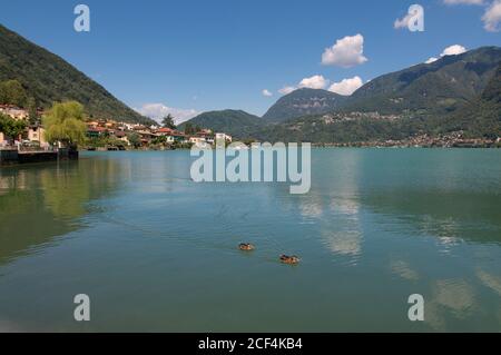 Belle vue panoramique sur le lac de lugano et le village de Riva San vitale à Tessin, Suisse Banque D'Images