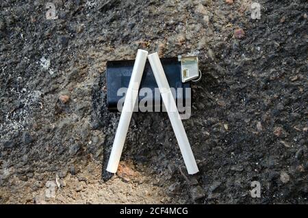 avec allume-cigare et allume-cigare sur fond d'asphalte foncé Banque D'Images