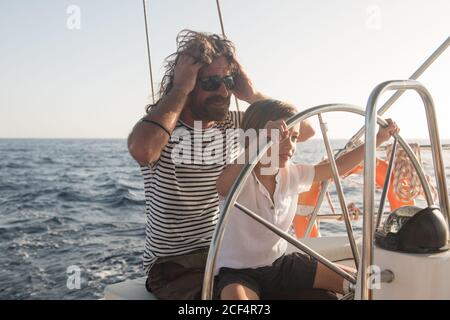 Père et fils flottant sur un bateau cher sur la mer et ciel bleu par jour ensoleillé Banque D'Images