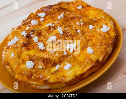 Authentique plat bulgare Banitsa – tarte aux œufs et salée fromage Banque D'Images