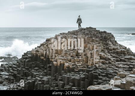 Femme debout sur la falaise et contemplant Banque D'Images