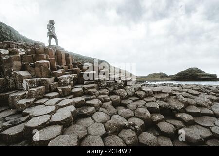 Femme debout sur la falaise et contemplant Banque D'Images