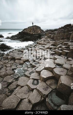 Femme debout sur la falaise et contemplant Banque D'Images