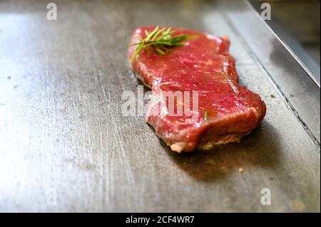 Steak de bœuf sur la plaque de cuisson du gril nourriture viande Banque D'Images