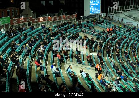 Une vue générale des fans social distancer dans les stands pendant le match Blast Vitality T20 au Kia Oval, Londres. Banque D'Images