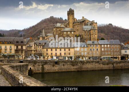 Vue sur château médiéval dans le pittoresque village d'Estaing sur banque du Lot, Aveyron, France Banque D'Images