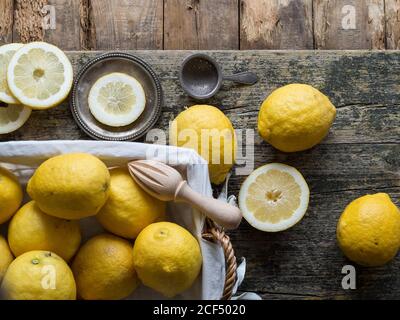 Du dessus des citrons et des agrumes alésoir placés sur un panneau en bois Banque D'Images