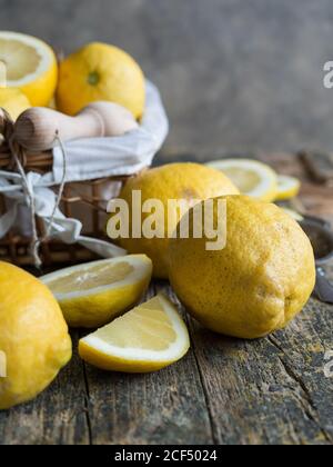 Du dessus des citrons et des agrumes alésoir placés sur un panneau en bois Banque D'Images