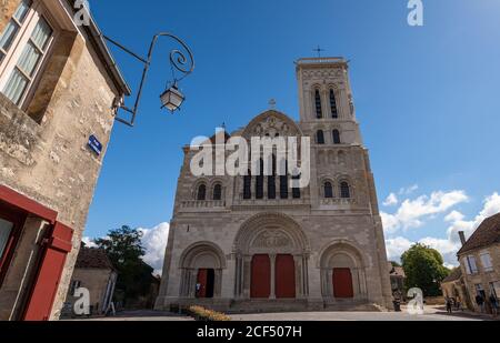 Façade de l'abbaye de Vézelay après sa récente restauration. L'église située dans le nord de la Bourgogne a été ajoutée à la liste des sites du patrimoine mondial de l'UNESCO. Banque D'Images