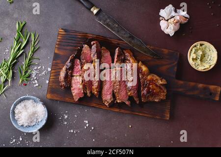 Steak de bœuf Angus de choix cuit et coupé à la ribeye. Banque D'Images