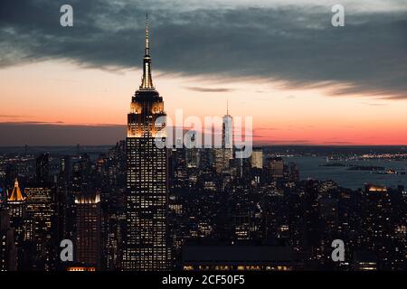 Vue aérienne de la ville avec de grandes lignes de ciel et des fenêtres éclairées au coucher du soleil Banque D'Images