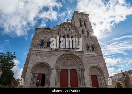 Façade de l'abbaye de Vézelay après sa récente restauration. L'église située dans le nord de la Bourgogne a été ajoutée à la liste des sites du patrimoine mondial de l'UNESCO. Banque D'Images