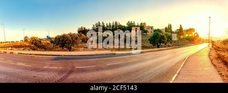 Une route vide avec des arbres sur le côté du rue Banque D'Images