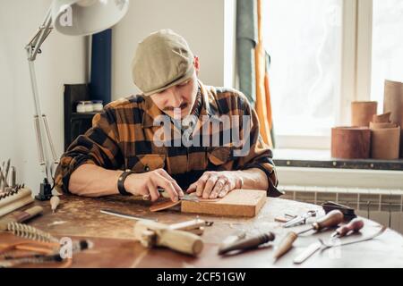 Sac à main en cuir artisan au travail dans un atelier Banque D'Images