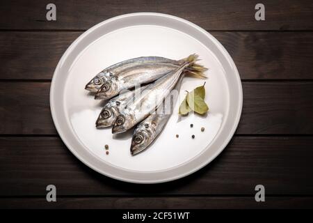 Poisson de maquereau frais sur assiette prêt à cuire. Fruits de mer crus Banque D'Images