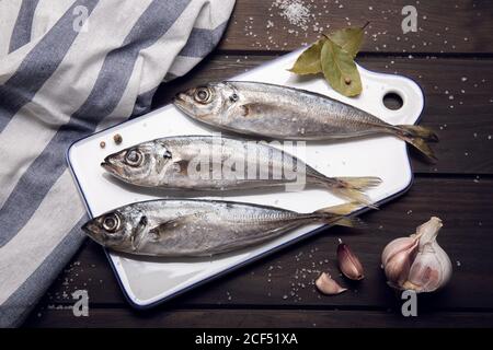 Poisson de maquereau frais sur planche à découper prêt à cuire. Fruits de mer crus Banque D'Images