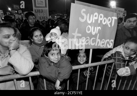 Des manifestations contre les réductions du financement de l'éducation dans le quartier de Brant à Londres ont lieu à l'hôtel de ville de Brant, à Forty Lane, à Wembley. 01 février 1993. Photo: Neil Turner Banque D'Images