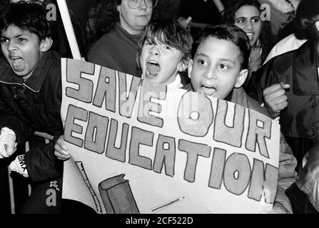 Des manifestations contre les réductions du financement de l'éducation dans le quartier de Brant à Londres ont lieu à l'hôtel de ville de Brant, à Forty Lane, à Wembley. 01 février 1993. Photo: Neil Turner Banque D'Images