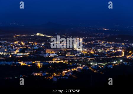 Vue aérienne de la ville européenne avec les tours du château et la rue lumière la nuit Banque D'Images
