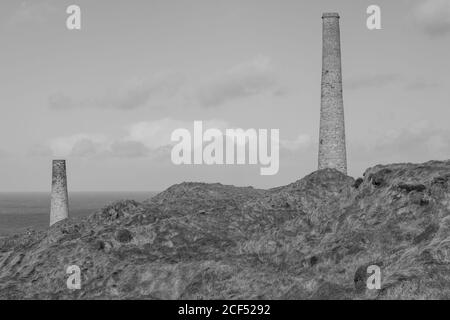 Photo de paysage de cheminées industrielles désutilisées de l'industrie minière sur la côte de Cornish Banque D'Images