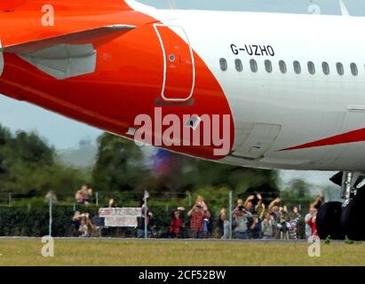 Dernier vol easyJet à destination de l'aéroport de Londres Southend avant la fermeture de la base par la compagnie aérienne, les familles easyJet et leurs amis font un adieu au dernier vol Banque D'Images