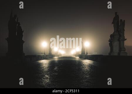 Vue sur le pont Charles à Prague la nuit Misty Banque D'Images