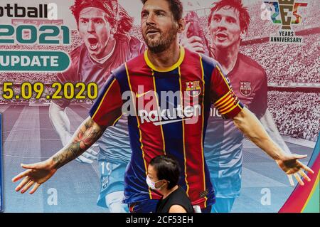 Affiche publicitaire du jeu vidéo de simulation Pro Evolution Soccer (PES) présentant le joueur de football Lionel Messi comme la vedette de couverture à Hong Kong. Banque D'Images