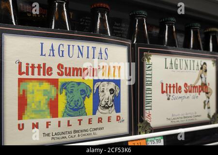 Bière en bouteille en vente à l'épicerie d'Agostino de New York, États-Unis Banque D'Images