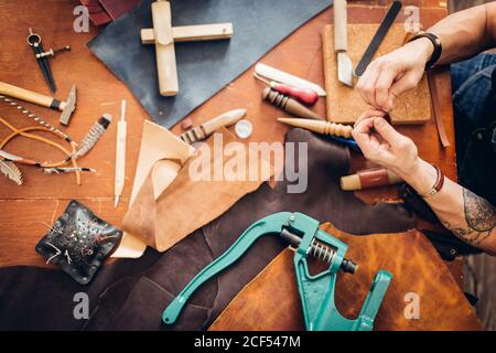 Objet d'artisanat en cuir véritable avec l'outil à l'aide d'outils de bricolage porte-monnaie Banque D'Images