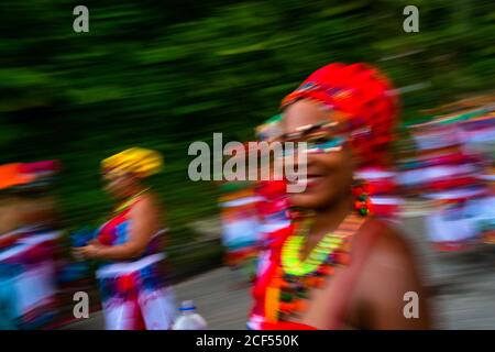 Des danseurs afro-colombiens du quartier de Alameda Reyes se produisent lors du festival San Pacho à Quibdó, en Colombie. Banque D'Images