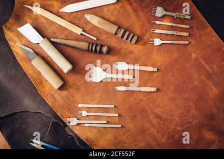 Objet d'artisanat en cuir véritable avec l'outil à l'aide d'outils de bricolage porte-monnaie Banque D'Images