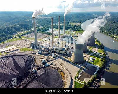 Winfield, Virginie occidentale, États-Unis. 23 août 2020. La centrale électrique John E. Amos photographiée le dimanche 23 août 2020 le long de la rivière Kanawha près de Winfield, Virginie occidentale. La centrale est une centrale électrique à trois unités au charbon, détenue et exploitée par Appalachian Power, une filiale d'American Electric Power (AEP). Avec une puissance nominale de 2,933 MW, il s'agit de la plus grande centrale du système AEP. Il a été nommé d'après John E. Amos, sénateur d'État éminent, membre du Comité national démocratique de Virginie-Occidentale, et membre du conseil d'administration de l'AEP. Le charbon est livré au Banque D'Images