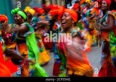 Des danseurs afro-colombiens du quartier de Alameda Reyes se produisent lors du festival San Pacho à Quibdó, en Colombie. Banque D'Images