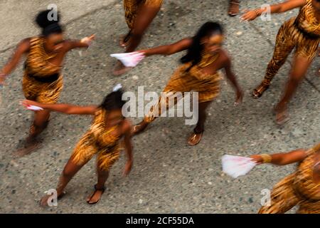 Des danseurs afro-colombiens du quartier de Alameda Reyes se produisent lors du festival San Pacho à Quibdó, en Colombie. Banque D'Images