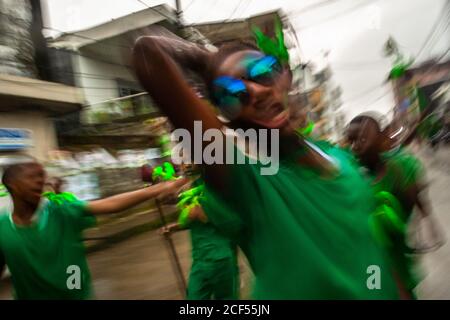 Des danseurs afro-colombiens du quartier de Pandeyuca se produisent lors du festival San Pacho à Quibdó, en Colombie. Banque D'Images