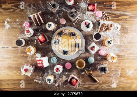 Table avec divers biscuits, tartes, gâteaux, petits gâteaux et cakepops Banque D'Images