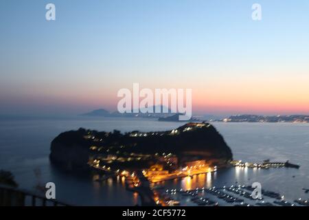 vue sur le coucher du soleil sur naples depuis parco virgiliano Banque D'Images