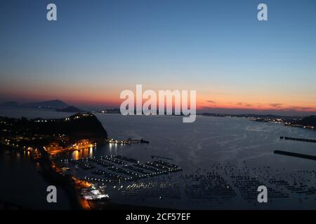 vue sur le coucher du soleil sur naples depuis parco virgiliano Banque D'Images