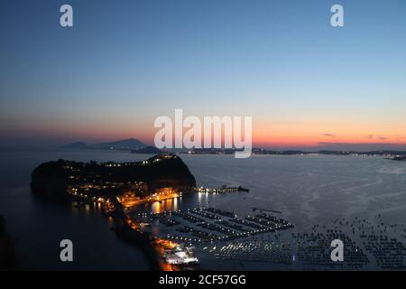vue sur le coucher du soleil sur naples depuis parco virgiliano Banque D'Images