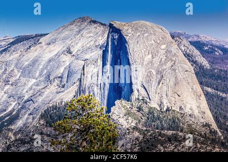 Vue depuis le Sentinel Dome jusqu'au Half Dome, parc national de Yellowstone, Californie Banque D'Images