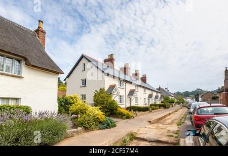 Une rangée de jolies cottages sur le bord de la route à Otterton, un petit village pittoresque dans la vallée d'Otter à East Devon, au sud-ouest de l'Angleterre Banque D'Images