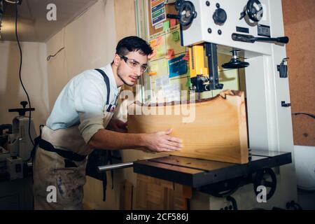 Bureau D'un Menuisier Avec Différents Outils. Studio Tourné Sur Un Fond En  Bois Banque D'Images et Photos Libres De Droits. Image 74995098