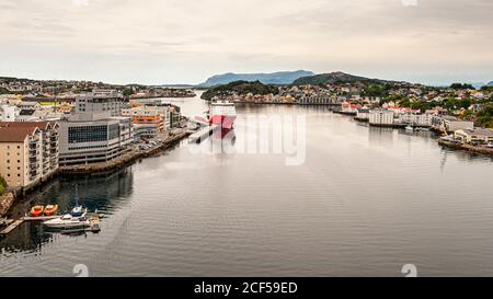 Chalutier de pêche dans le port maritime de Kristiansund, Norvège Banque D'Images